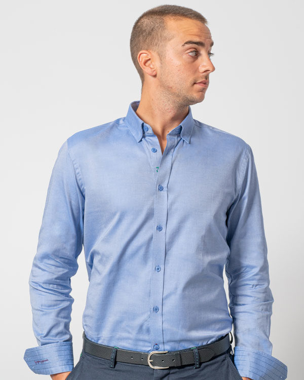 Camisa Karnak con modelo