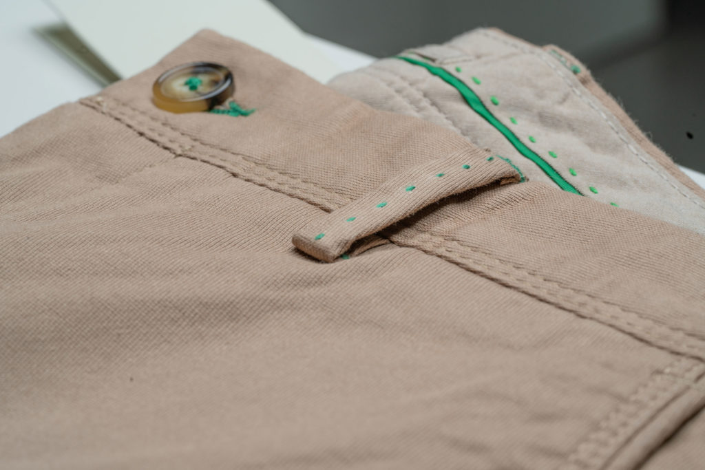 Detalle cintura pantalon chino beige